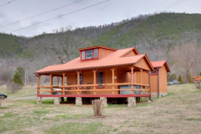 Hot Tub and Charcoal Grill Hot Springs Getaway!